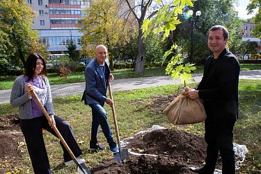 Вернисаж в сквере у фонтана